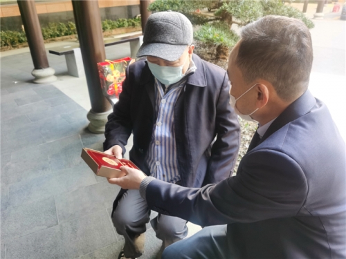 【关怀慰问】新年送祝福  致敬老战士——尊龙集团集团领导上门慰问老干部