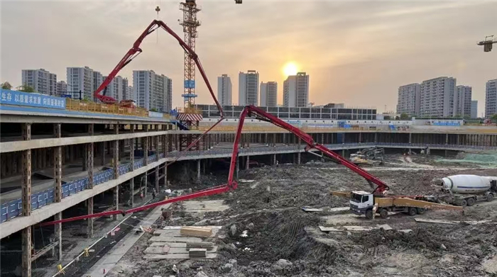 精准服务  17小时完成首块底板浇筑.jpg